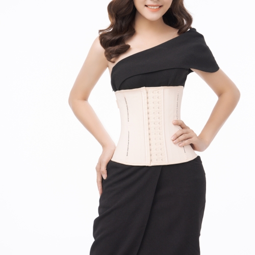 Vân Trang diện cùng Latex Luxury