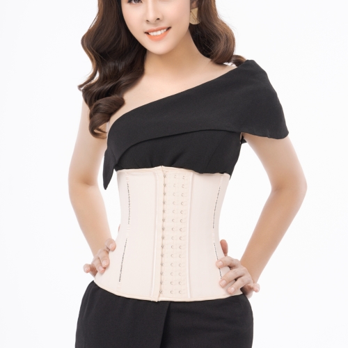 Vân Trang diện cùng Latex Luxury