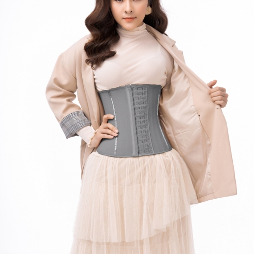 Vân Trang diện cùng Latex Luxury