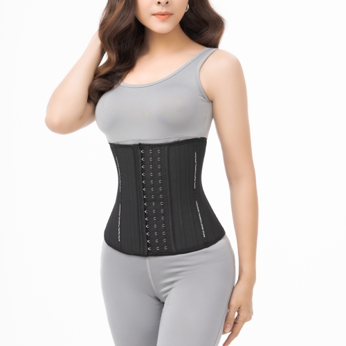 Vân Trang diện cùng Latex Luxury