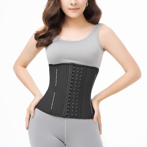 Vân Trang diện cùng Latex Luxury