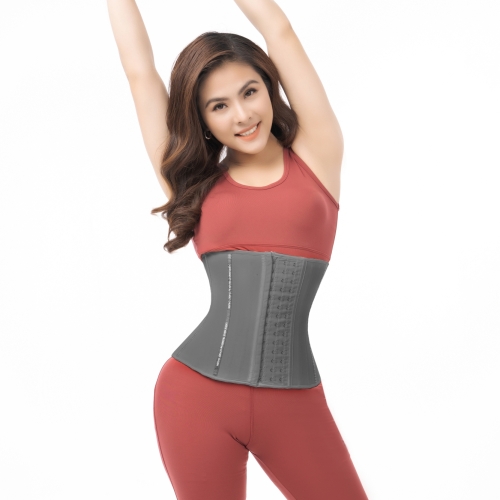 Vân Trang diện cùng Latex Luxury